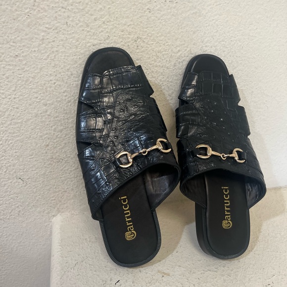 Carrucci crocodile embossed black leather men’s size 9.5 slip-on‎ sandals